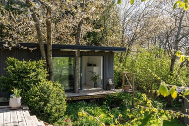 Un chalet en bois avec une peinture naturelle suédoise mi saturante