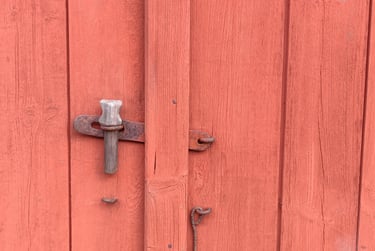 Une vielle porte de ferme en bois avec loqupeinte en peinture naturelle respectueuse du bois et avec une longue durée de vie