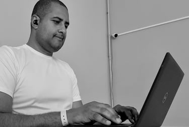 Douglas usando notebook