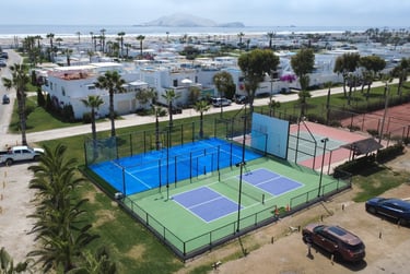 Cancha de pádel instalada por Inka Padel en playa Palabritas, Asia - Perú.