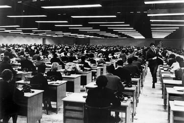 Salle de travail illustrant la déliance moderne - individus isolés à leurs bureaux