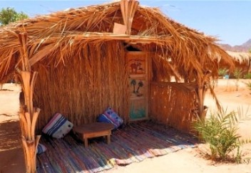 Традиционна бамбукова хуша на плажа в Bedouin Star Ras Shitan