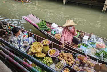 Khlong Lat Mayom Floating Market Bangkok. Bootsverkäuferin in Ihrem Boot