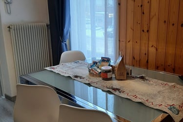 alt="tavolo appartamento affitto val di Fassa"