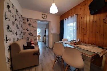 alt="zona pranzo appartamento affitto val di Fassa"