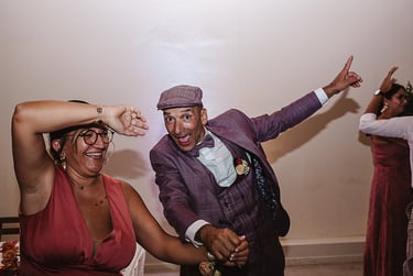 un couple qui danse à une fête de mariage à bordeaux