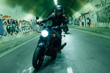 Nachtleben auf Mallorca mit dem Motorrad Royal Enfield 