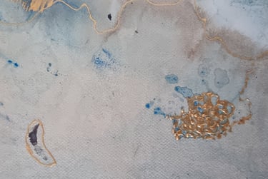 détail d'un tableau représentant la surface de l'eau agrémentée d'un fil doré