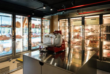 La salumeria di GNAM con affettatrice Berkel e selezione di salumi italiani