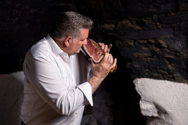 Peter Moser degusta uno Speck Moser durante una fase di controllo qualitativo