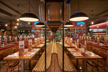 Sala interna del ristorante Pollicino con area family e giochi