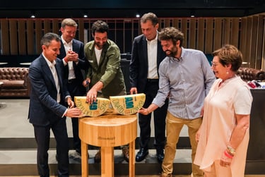Il taglio della forma di Branzi stagionato durante l'inaugurazione di GNAM a ChorusLife.