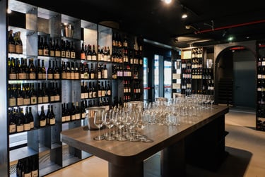 L'enoteca di GNAM con centinaia di etichette e area degustazione