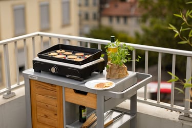Plancha elettrica Campingaz utilizzata su un balcone cittadino.