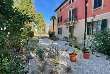 façade avant de la Villa Violetta avec son jardin japonais