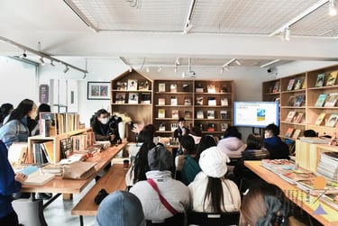 这是国际电影展的读者阅读和作者签书会