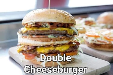 Fotografija burgera snimljena mobitelom u prostoru fast food restorana, bez profesionalne rasvjete