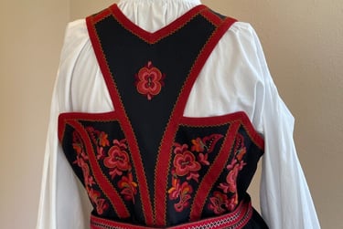 The back of a bunad bodice on a mannequin