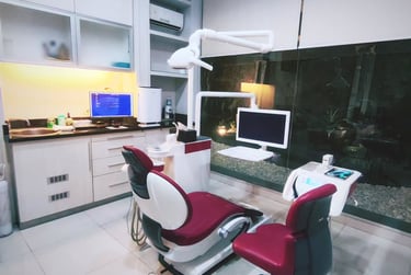 Kursi gigi canggih di Sidharta Dental Studio, memberikan perawatan gigi profesional di Malang