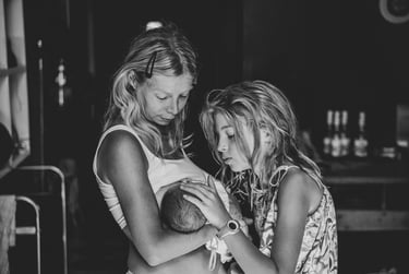 Une femme allaite pendant qu'une adolescente caresse le bébé, Zohra Elmes, Genève