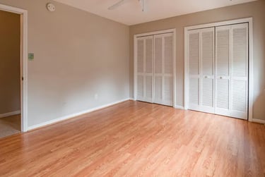 Pose parquet flottant dans une pièce, miliandeco