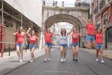le photographe fait poser des amies lors d'un EVJF