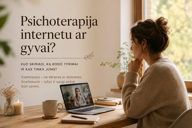 Moteris dalyvauja nuotolinėje psichoterapijos konsultacijoje namų aplinkoje.
