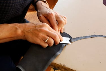 Travail des mains en maroquinerie