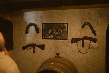 Retrato de Rafael Córdoba con la reina Sofía de Borbón y el rey Juan Carlo de Borbón en la bodega personal de Pérez Barquero