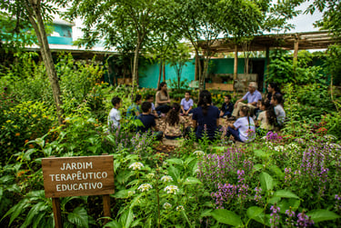 cena de um jardim terapêutico educativo implantado junto ao pátio de uma escola