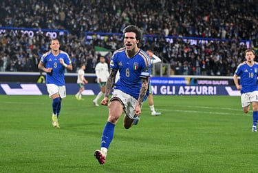 Sandro Tonali comemorando gol em partida de futebol com expressão de emoção