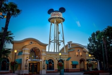 La emblemática torre de agua Earffel Tower se alza sobre los edificios del parque Walt Disney Studio