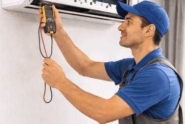 tecnico realizando mantenimiento a minisplit 