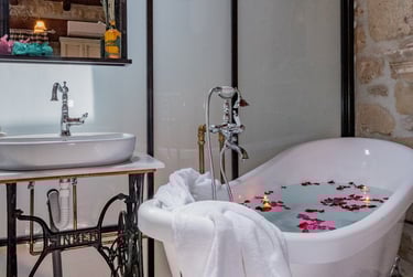 Bathtub full of warm water, roses and candles for romantic atmosphere in Villa Galanoussa