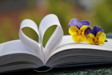 Livre dont les pages forment un coeur avec des pensées