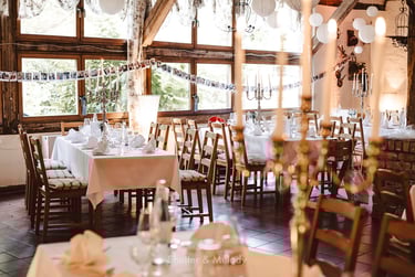 Vorbereitete Tische für den Hochzeitsempfang.