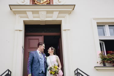 Newly wed couple smiling in front of the old town hall in Werder.