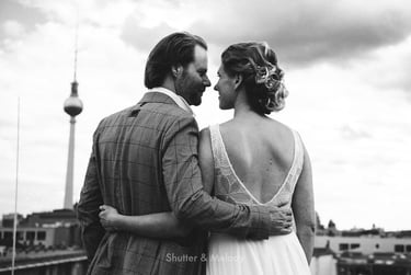Close-up of the groom holding a glass of champagne.