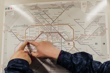 Finger, die auf einen Ort auf einer Berliner U-Bahn-Karte zeigen.