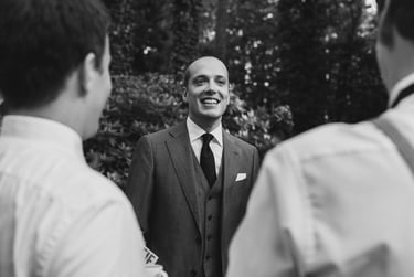 Der Bräutigam unterhält sich mit Gästen beim Empfang.