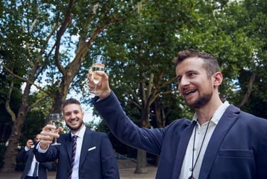 Der frisch vermählte Ehemann stößt mit Prosecco an.