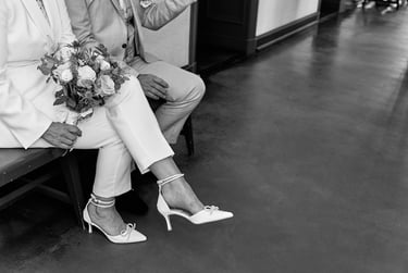 Braut und Bräutigam sitzen auf einer Bank und warten auf die Trauung.