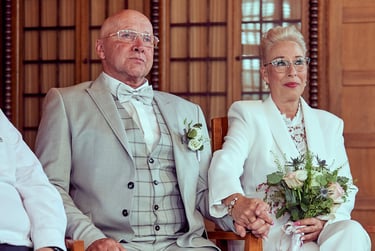 Braut und Bräutigam sitzen während einer Hochzeit.