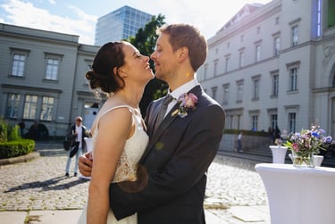 Braut und Bräutigam umarmen sich im Hamburger Bahnhof.