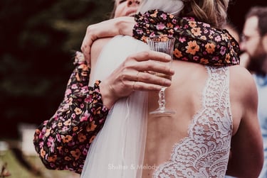 Gast gratuliert Braut mit einem Glas Champagner.