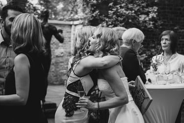 Braut umarmt einen Hochzeitsgast.