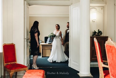 Bride and groom entering the ceremony room in Charlottenburg.