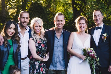 Ein Familienhochzeitsporträt in einem Park.