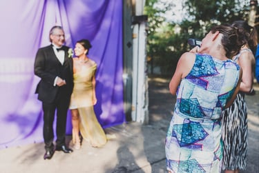 Gäste, die auf der Hochzeit Fotos machen.