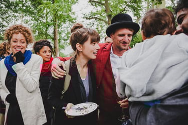 Hochzeitsgäste mit dem Bräutigam.